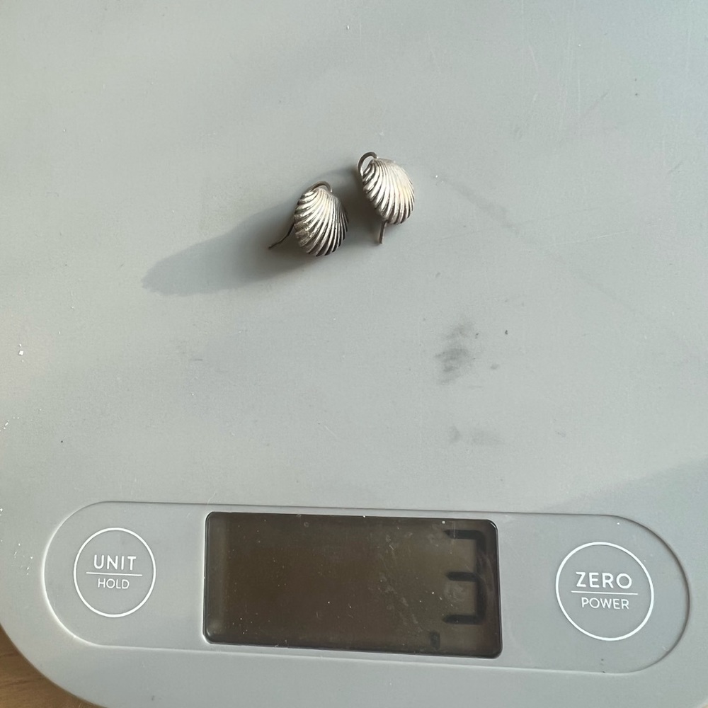Vintage silver scallop seashell earrings on hooks - Picture 5 of 8